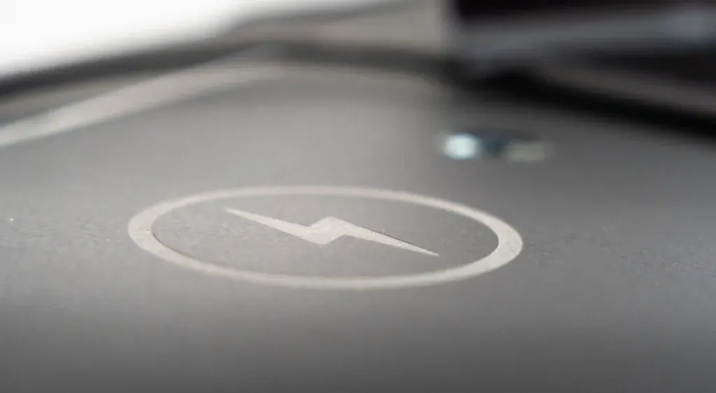 Seamless, up to 15W built-in wireless QI charging